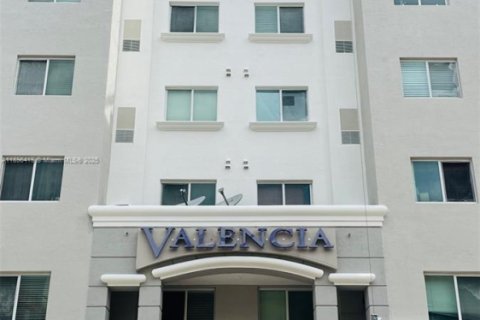 Condo in South Miami, Florida, 2 bedrooms  № 1948071 - photo 1