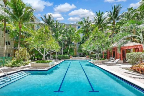 Condo in South Miami, Florida, 2 bedrooms  № 1948071 - photo 4