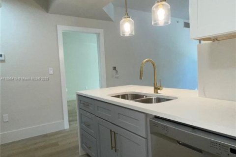 Condo in South Miami, Florida, 2 bedrooms  № 1948071 - photo 11