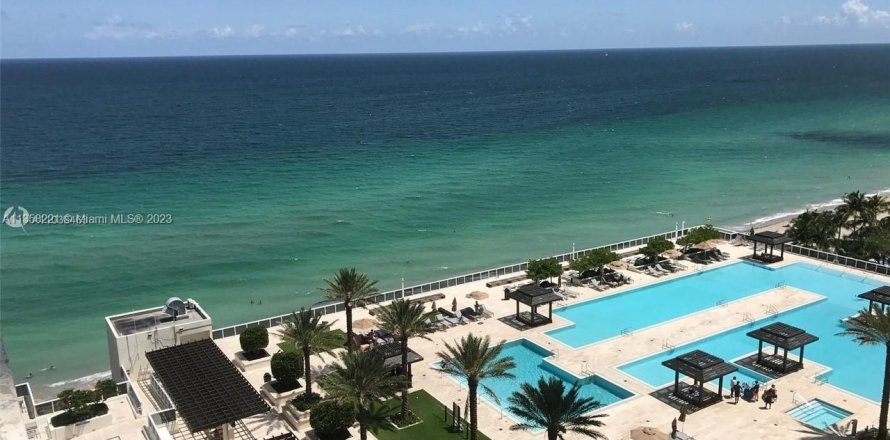 Кондоминиум с 2 спальнями в Халландейл-Бич, Флорида № 1985297