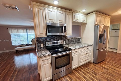 Villa ou maison à vendre à Tamarac, Floride: 2 chambres, 146.69 m2 № 1999397 - photo 4