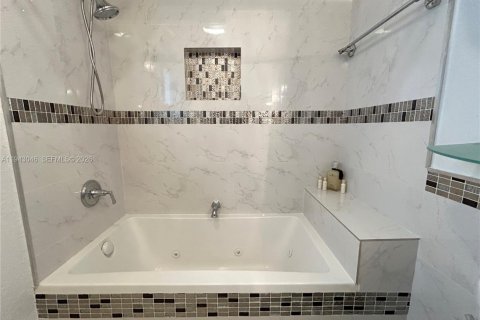 Villa ou maison à vendre à Tamarac, Floride: 2 chambres, 146.69 m2 № 1999397 - photo 11