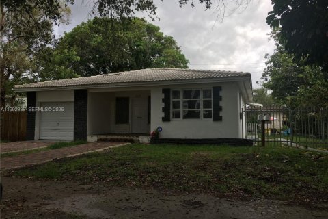 House in Hollywood, Florida 3 bedrooms № 2052706