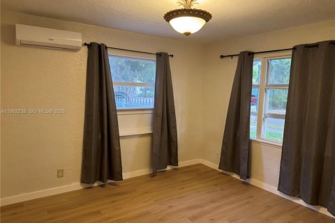 House in Hollywood, Florida 3 bedrooms № 2052706 - photo 2