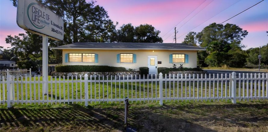 Commercial property in Orange City, Florida 128.21 sq.m. № 2113351