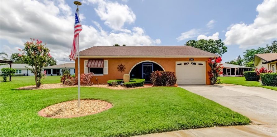 House in Clearwater, Florida 2 bedrooms, 121.61 sq.m. № 1773151