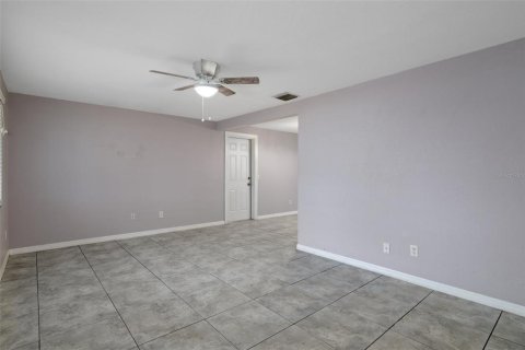 Villa ou maison à louer à New Port Richey, Floride: 2 chambres, 95.88 m2 № 2415403 - photo 8