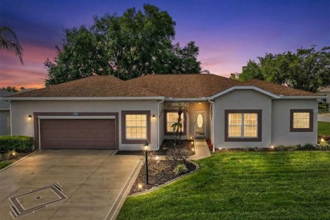 House in Leesburg, Florida 3 bedrooms, 226.59 sq.m. № 2100888