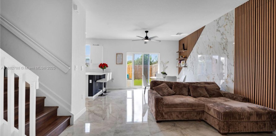 Townhouse in Coral Springs, Florida 3 bedrooms, 114.83 sq.m. № 1930093