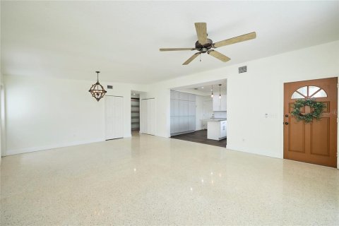 Villa ou maison à louer à Tampa, Floride: 2 chambres, 143.07 m2 № 2149998 - photo 8