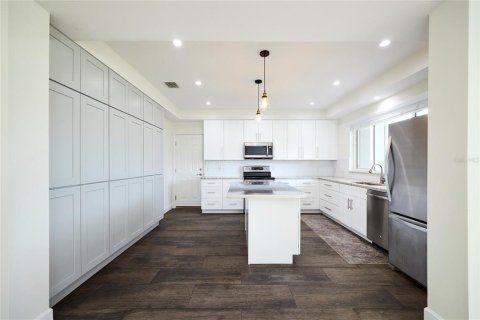 Villa ou maison à louer à Tampa, Floride: 2 chambres, 143.07 m2 № 2149998 - photo 11