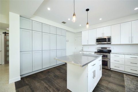 Villa ou maison à louer à Tampa, Floride: 2 chambres, 143.07 m2 № 2149998 - photo 13