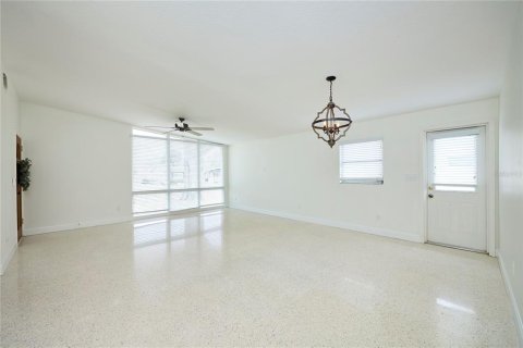 Villa ou maison à louer à Tampa, Floride: 2 chambres, 143.07 m2 № 2149998 - photo 10