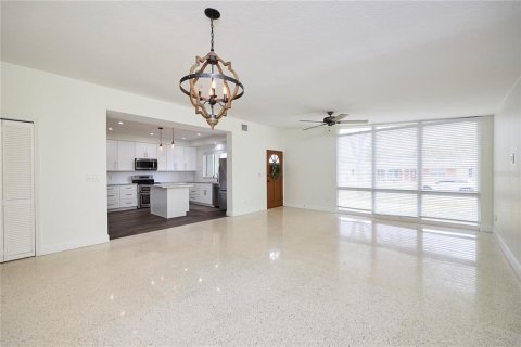 Villa ou maison à louer à Tampa, Floride: 2 chambres, 143.07 m2 № 2149998 - photo 9