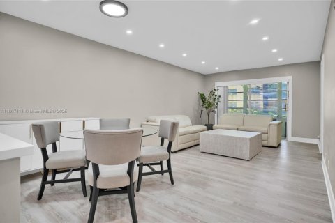 Condo in Hollywood, Florida, 2 bedrooms  № 1864685 - photo 6