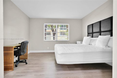 Condo in Hollywood, Florida, 2 bedrooms  № 1864685 - photo 12