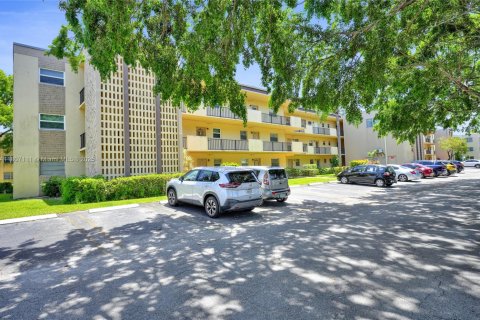 Condo in Hollywood, Florida, 2 bedrooms  № 1864685 - photo 2