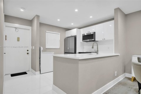 Condo in Hollywood, Florida, 2 bedrooms  № 1864685 - photo 4