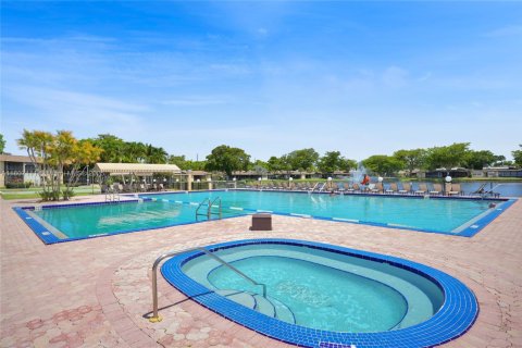 Condo in Hollywood, Florida, 2 bedrooms  № 1864685 - photo 19