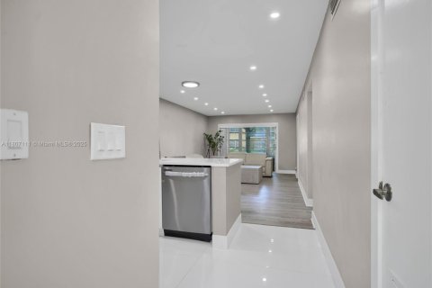 Condo in Hollywood, Florida, 2 bedrooms  № 1864685 - photo 1