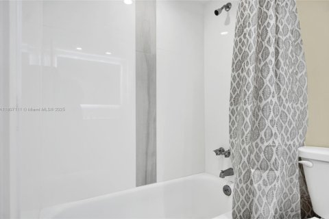 Condo in Hollywood, Florida, 2 bedrooms  № 1864685 - photo 15
