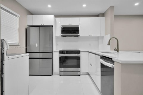 Condo in Hollywood, Florida, 2 bedrooms  № 1864685 - photo 5