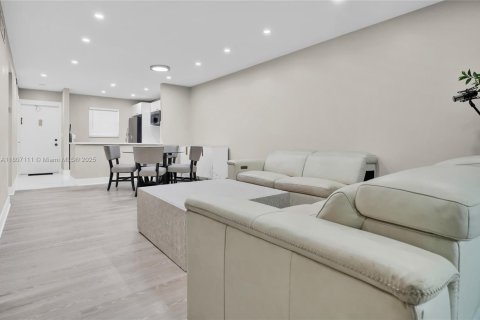 Condo in Hollywood, Florida, 2 bedrooms  № 1864685 - photo 10