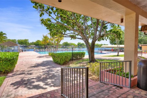 Condo in Hollywood, Florida, 2 bedrooms  № 1864685 - photo 18