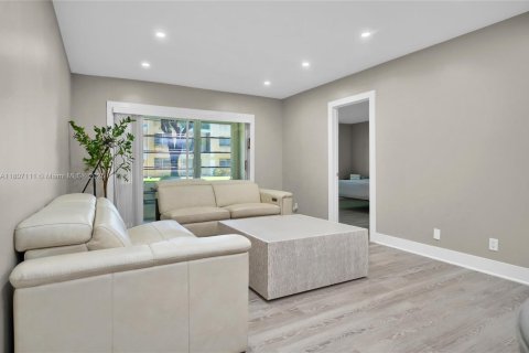 Condo in Hollywood, Florida, 2 bedrooms  № 1864685 - photo 8