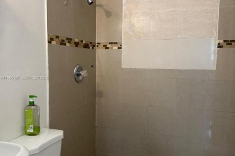 Apartamento en alquiler en Miami Springs, Florida, 2 dormitorios № 2026472 - foto 7