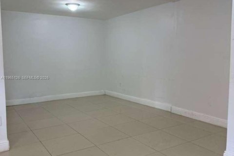 Apartamento en alquiler en Miami Springs, Florida, 2 dormitorios № 2026472 - foto 5