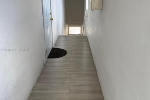 Apartamento en alquiler en Miami Springs, Florida, 2 dormitorios № 2026472 - foto 3