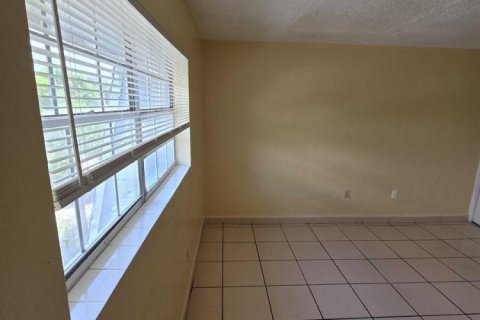 Condo in North Miami, Florida, 2 bedrooms № 2083393 - photo 11