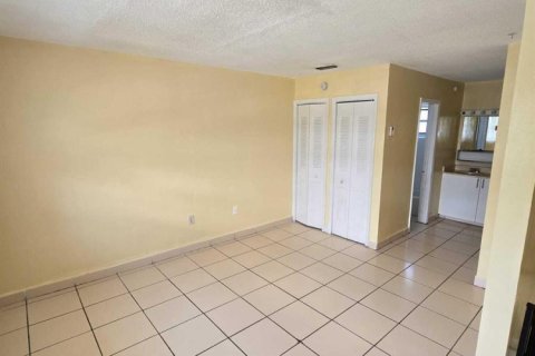 Condo in North Miami, Florida, 2 bedrooms № 2083393 - photo 5