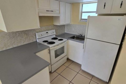Condo in North Miami, Florida, 2 bedrooms № 2083393 - photo 4