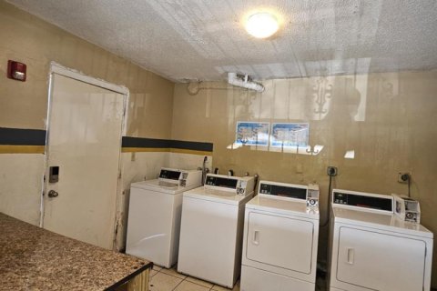 Condo in North Miami, Florida, 2 bedrooms № 2083393 - photo 15