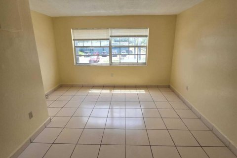 Condo in North Miami, Florida, 2 bedrooms № 2083393 - photo 12