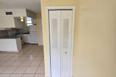 Condo in North Miami, Florida, 2 bedrooms № 2083393 - photo 10