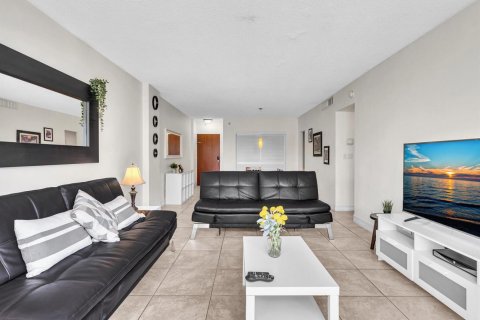 Condo in Hollywood, Florida, 1 bedroom № 2189481 - photo 14