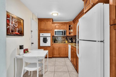 Condo in Hollywood, Florida, 1 bedroom № 2189481 - photo 17