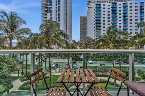 Condo in Hollywood, Florida, 1 bedroom № 2189481 - photo 11