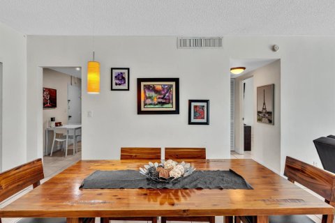 Condo in Hollywood, Florida, 1 bedroom № 2189481 - photo 16