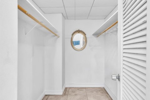 Condo in Hollywood, Florida, 1 bedroom № 2189481 - photo 23