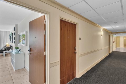 Condo in Hollywood, Florida, 1 bedroom № 2189481 - photo 3