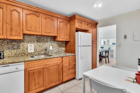 Condo in Hollywood, Florida, 1 bedroom № 2189481 - photo 19