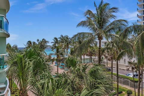 Condo in Hollywood, Florida, 1 bedroom № 2189481 - photo 2
