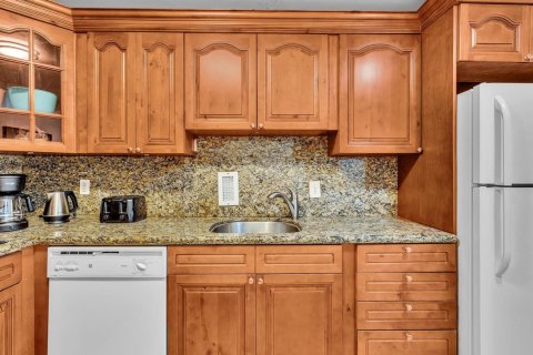 Condo in Hollywood, Florida, 1 bedroom № 2189481 - photo 18