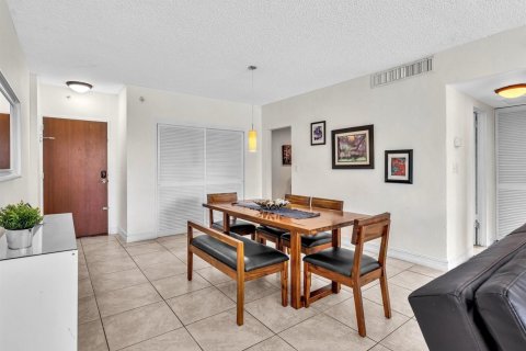 Condo in Hollywood, Florida, 1 bedroom № 2189481 - photo 15
