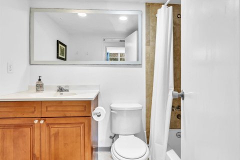 Condo in Hollywood, Florida, 1 bedroom № 2189481 - photo 24