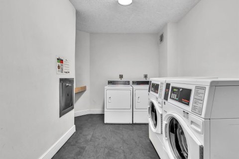 Condo in Hollywood, Florida, 1 bedroom № 2189481 - photo 26